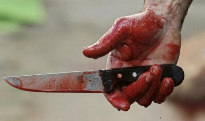 В Запорожье мужчина ударил себя ножом и выпрыгнул в окно