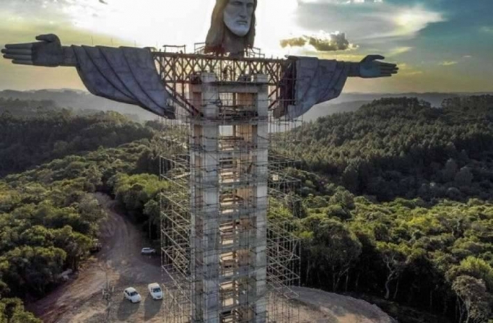 В Бразилии возводят новую статую, и она уже удивила весь мир (видео)