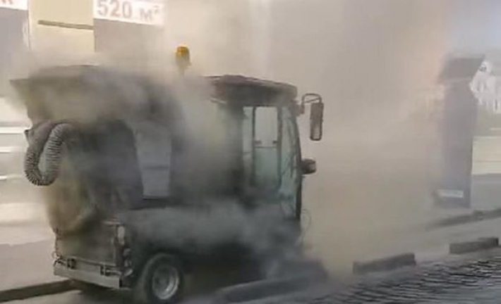 Во Львове уличный пылесос раздувал пыль (видео)