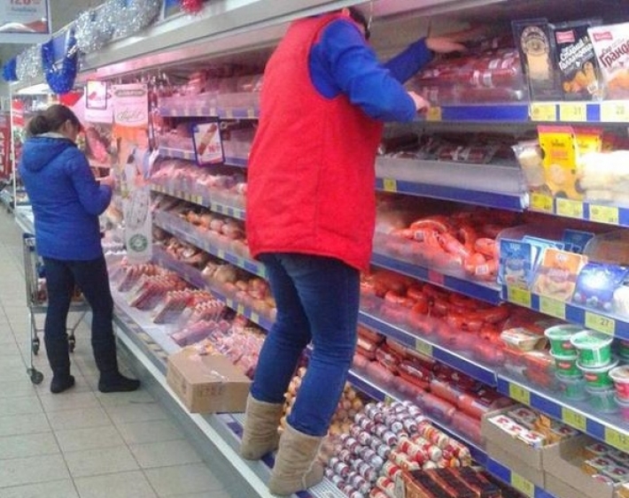 Покупатель магазина в Мелитополе была шокирована "влажной уборкой"