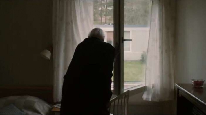 В Днепре 97-летний дедушка пытался покончить с собой, выпрыгнув из окна