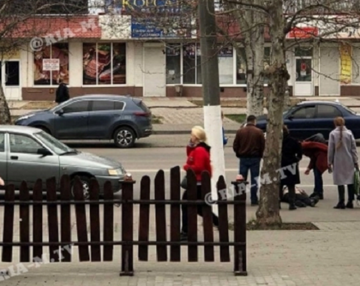 Пешеход бежала на машину - появилось видео ДТП в Мелитополе