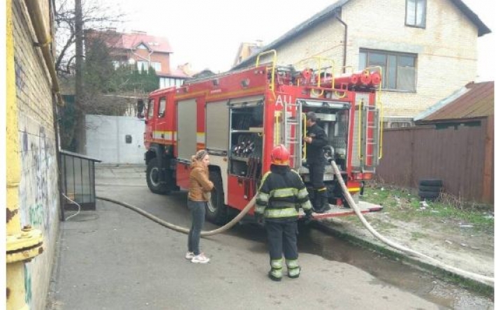 В Киеве вспыхнул серьезный пожар в квартире - на место примчались спасатели: фото