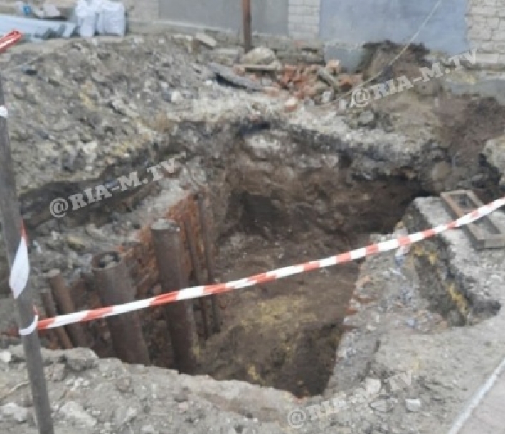 В Мелитополе на оживленной появилась яма (фото)