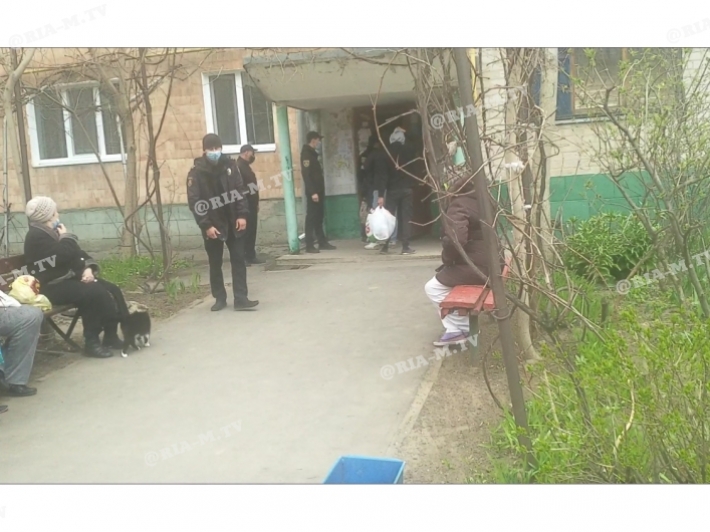В Мелитополе с полицией со съемной квартиры выгоняли "цыганский табор" (фото, видео)