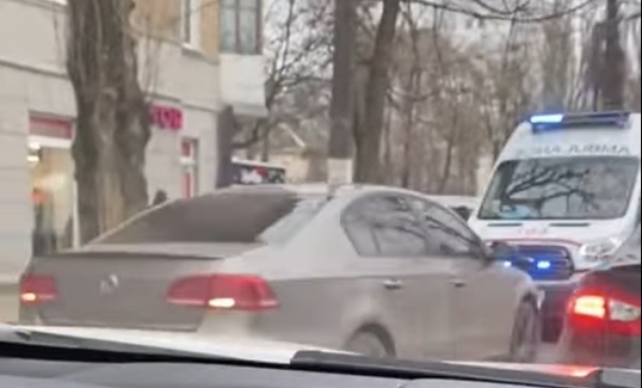 Решил обойти всех: в Одессе автохам заблокировал дорогу "скорой", видео