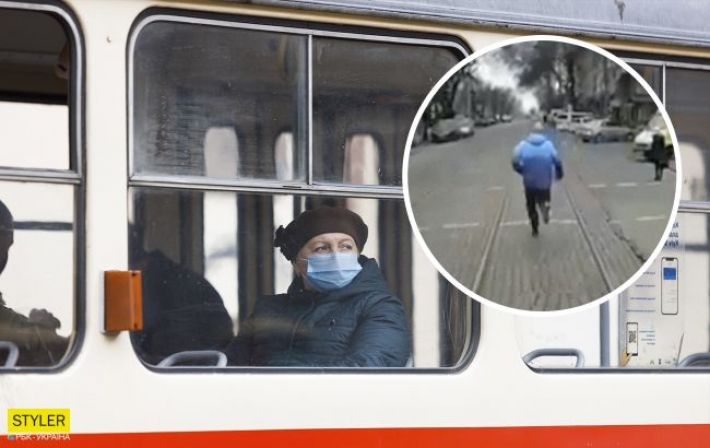 В Николаеве пассажир устроил курьезную пробежку перед трамваем (видео)