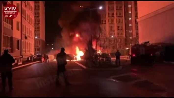 В Киеве устроили мощный пожар на территории ЖК - поднималось высокое пламя, валил дым: видео