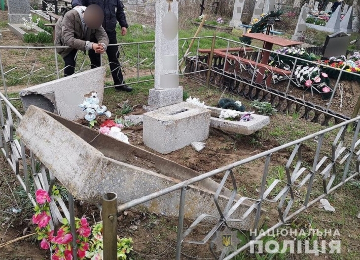 В Запорожской области вандал раскурочил надгробные плиты на кладбище