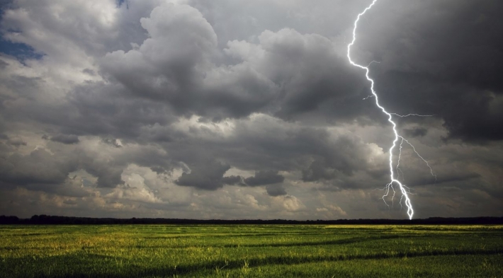 В Запорожскую область идет циклон с грозой и штормовым ветром
