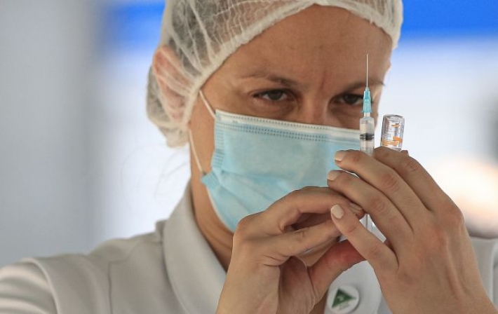 В Украине начали прививать от COVID-19 китайской вакциной CoronaVac: что нужно знать