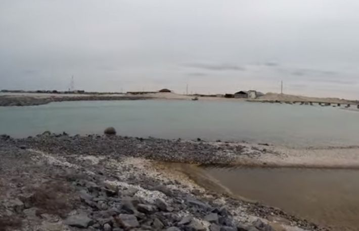 В сети показали как промоина, соединяющая море с лиманом, перенесла зимние штормы (видео)