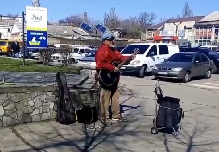 В Мелитополе известный артист устраивал концерты прямо на улице (видео)