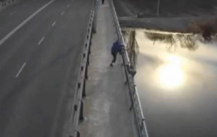 В Виннице пьяный пытался на спор прыгнуть с моста (видео)