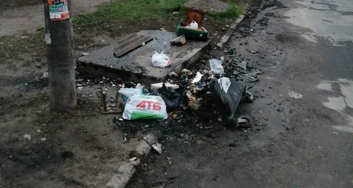В Запорожье вандалы взорвали мусорные баки (фото)