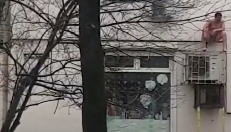 В Новороссийске голый мужчина прятался от пожара на кондиционере (Видео 18+)