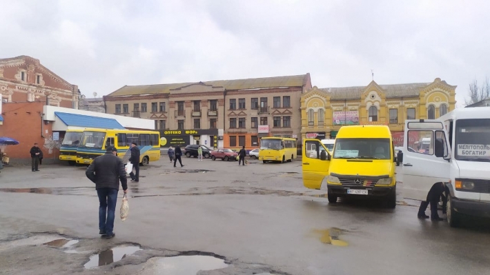 Как первый день по спецпропускам жители сел в Мелитополь добирались (фото, видео)