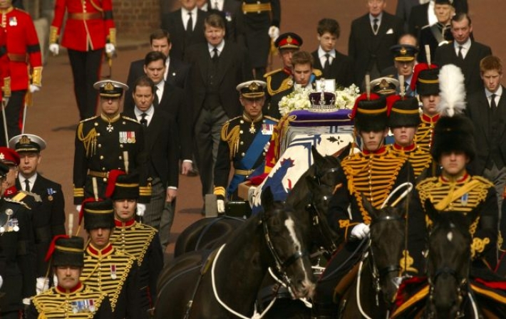 Елизавета II нарушила традицию из-за принца Гарри ради похорон Филиппа