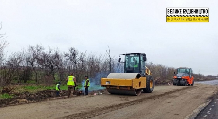 До Мелитополя остается разбитой еще 20 км трассы на Запорожье - водители стоят в пробках (фото, видео)