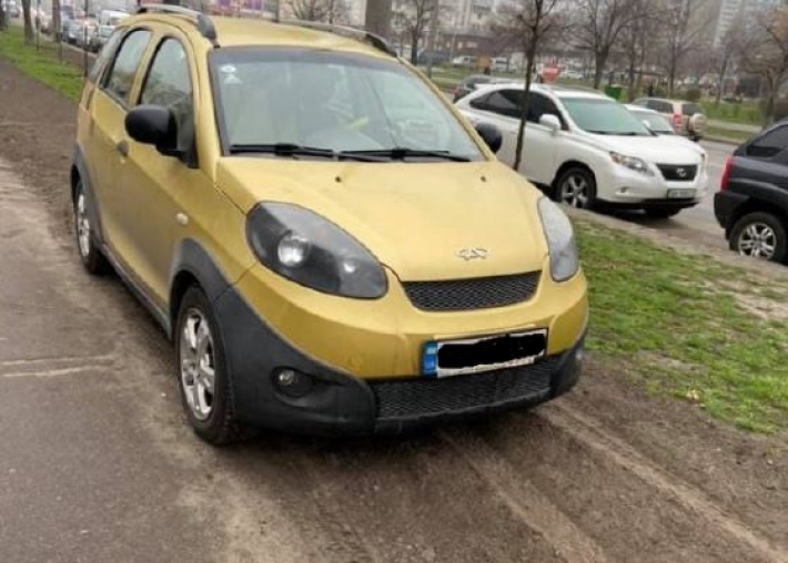 В Киеве женщина отметилась "феерической" парковкой и разозлила людей: фото