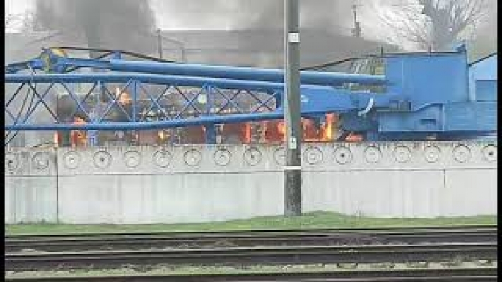 Под Днепром загорелись пассажирские вагоны - в небо поднялся столб дыма: видео