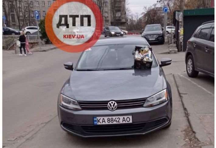 В Киеве "герою парковки" оставили целый ящик "сюрпризов": фото