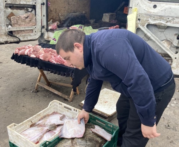 Мясо вперемешку с рыбой - в Мелитополе ромы развернули торговлю на тротуаре (фото)