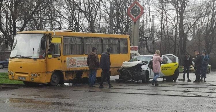 В Запорожье в ДТП  "Богдана" и такси пострадали четыре человека (фото)