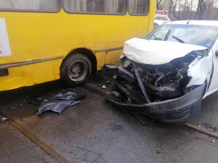 Спасатели рассказали подробности ДТП "Богдана" и такси в Запорожье