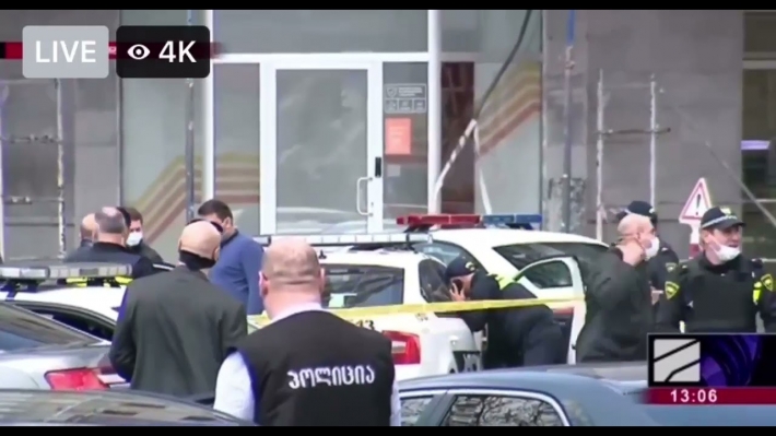 В Тбилиси грабители напали на банк и взяли заложников: видео