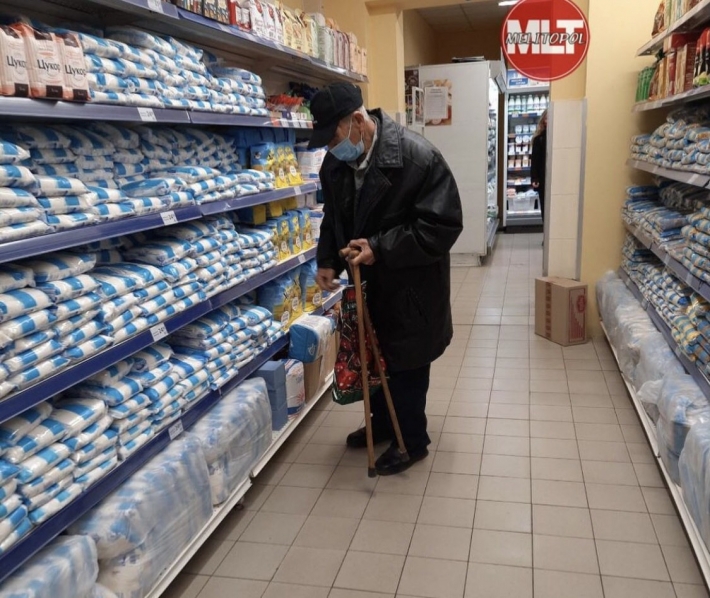 Старик в супермаркете Мелитополя растрогал до слез (фото)