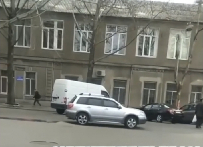 Мелитопольский водитель удивил чудесами парковки (видео)