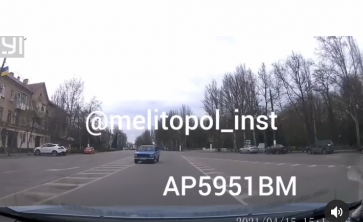 В Мелитополе водитель "припарковался" на встречной полосе (видео)