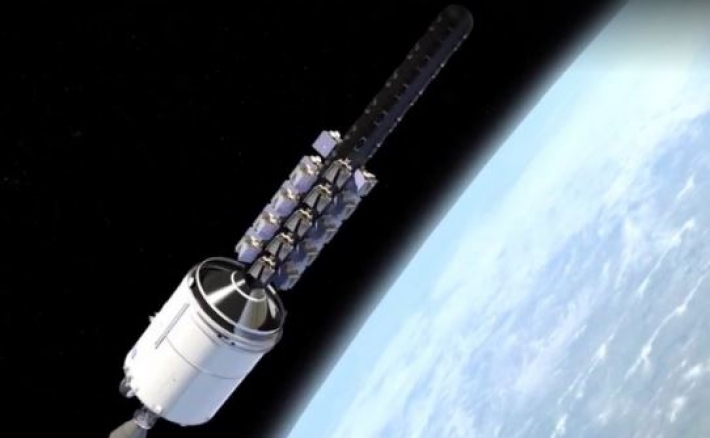 Спутник Илона Маска оказался на грани "космического ДТП"  (видео)