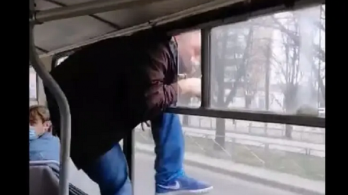 В Черкассах пьяный мужчина ударил ногой кондуктора и сбежал из троллейбуса через окно. Видео