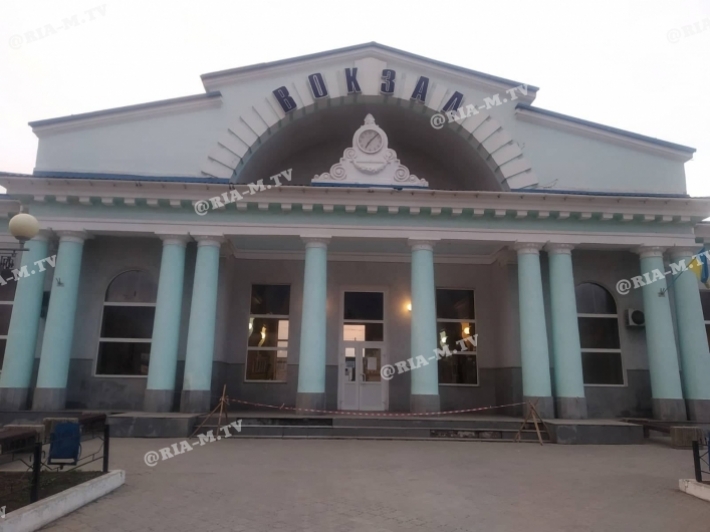 Железнодорожный вокзал в Мелитополе огородили сигнальными лентами (фото)