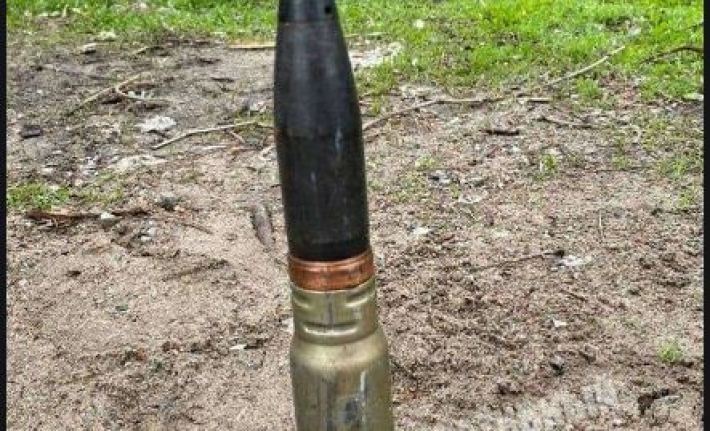 В Днепре женщина нашла 20-сантиметровый снаряд в мусорном баке: фото