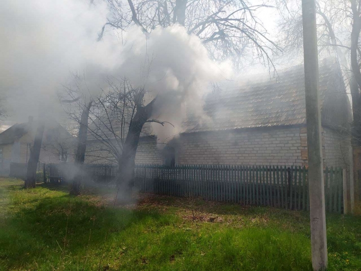 В Запорожской области по неизвестным причинам загорелся частный дом