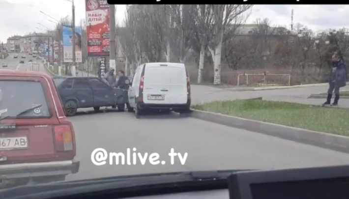 В Мелитополе возле балки не разминулись "девятка" и Renault (видео)
