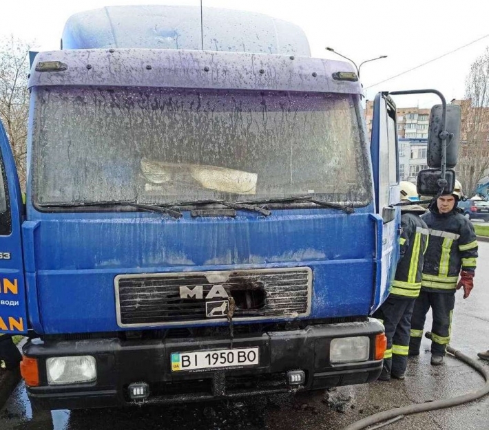 В Запорожье во время движения загорелся грузовик (фото)