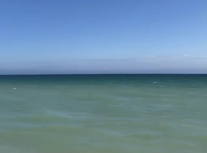 В Кирилловке показали море удивительного цвета (видео)
