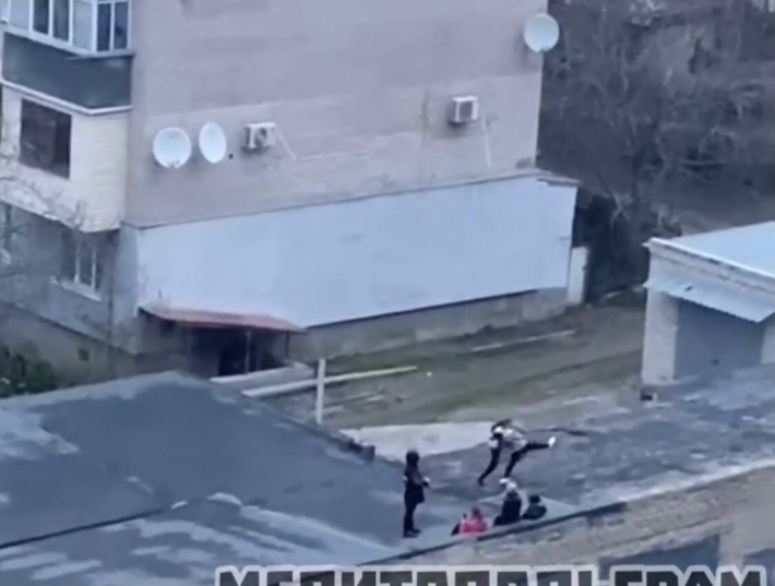 В Мелитополе компания подростков прогуливалась по крыше (видео)