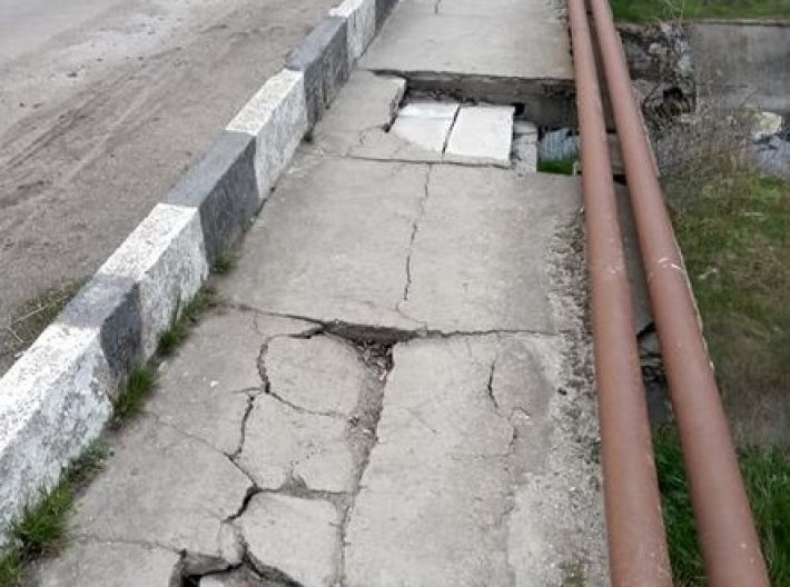 В Мелитопольском районе показали хлипкий мост, через который ежедневно ходят сотни людей (фото)