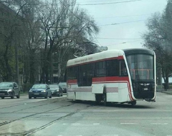 В Запорожье трамвай сошел с рельсов (фото, видео)