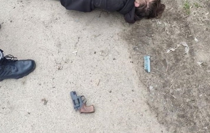 В Житомире мужчина, убегая от полиции, дважды выстрелил сам в себя