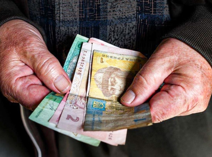 В Украине перестанут доставлять пенсии на дом: что нужно знать и кто станет исключением