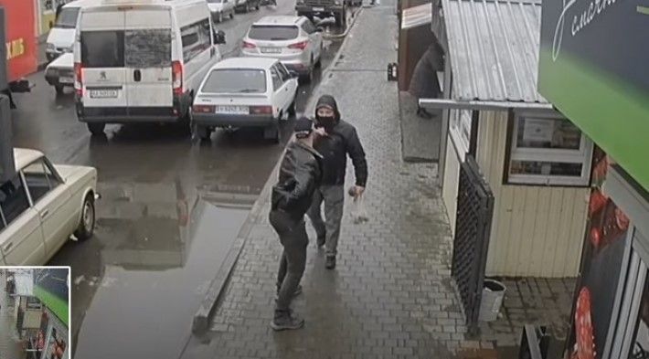 В Мелитополе автохам пожаловался на общественников в полицию - инцидент попал на камеру наблюдения (видео)