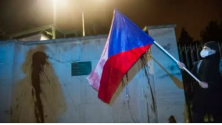 В Праге стены посольства России облили 