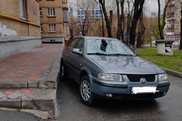 Влетит в копейку: в Киеве жестко расправились с авто "героя парковки", фото