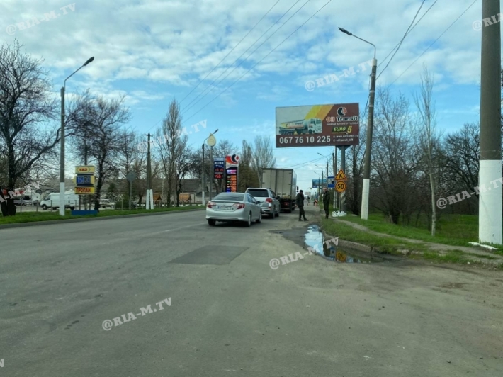 Пробка на запорожской трассе начинается на выезде из Мелитополя - ремонт идет и в воскресенье (фото, видео)